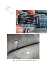 Load image into Gallery viewer, Jeans - embroidered flowers - Abercrombie &amp; Fitch - Size 27
