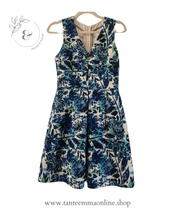 Load image into Gallery viewer, knee-length dress - sleeveless - with holes on the back - floreal pattern - white, blu and turquise - size Eur 36 Tante Emma Online
